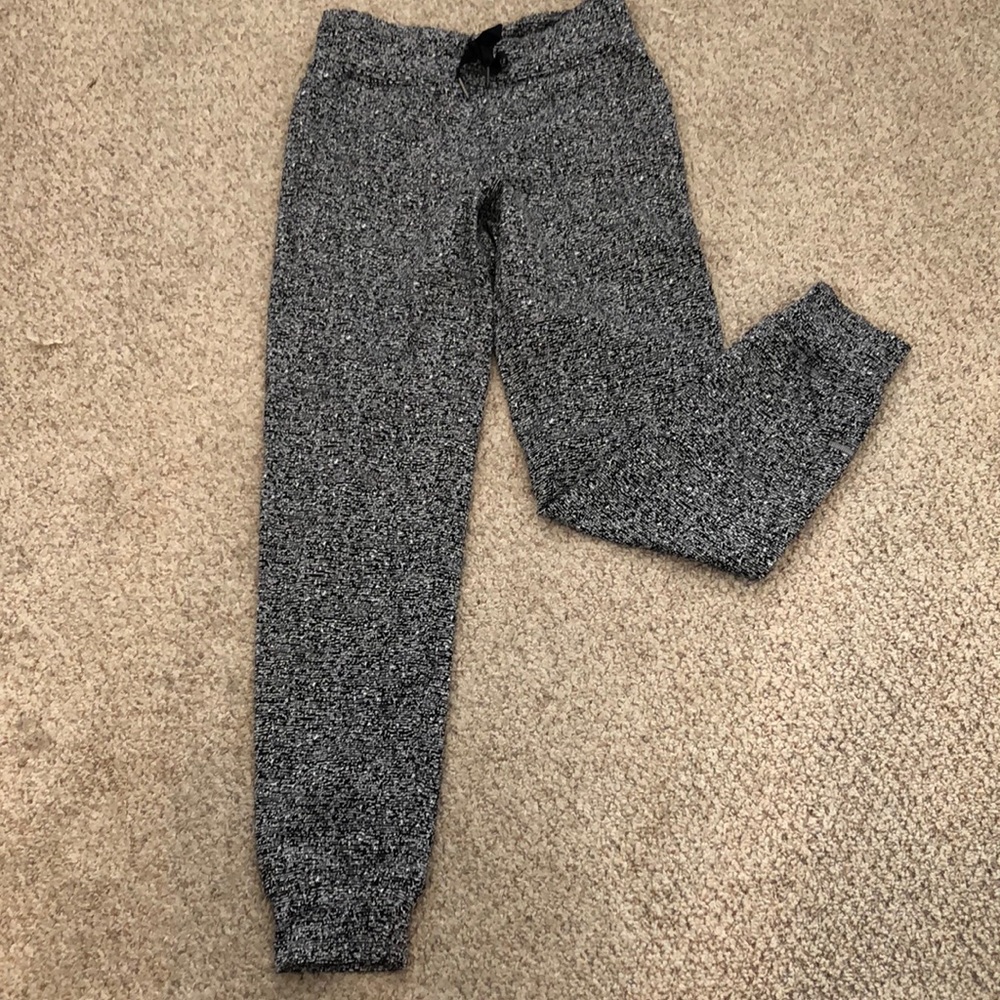 PRICE DROP‼️ Lululemon joggers size 4. Worn once.